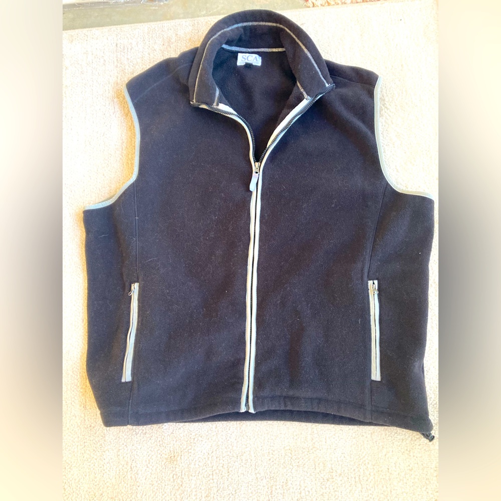 Southern collegiate apparel size 2xl fleece vest black and gray.